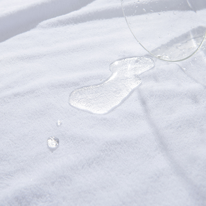 珊瑚绒面料，带 TPU 床垫保护套